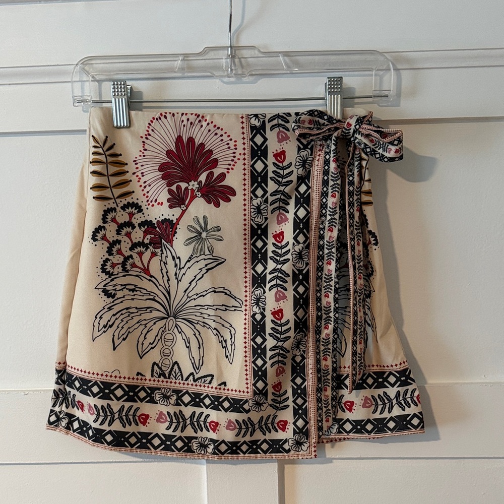 SHEIN Beige Floral Print Mini Skirt with Side Tie